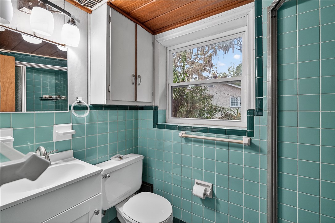 1601 Walnut Avenue Brunswick, GA 31520 - Photo 7 of 26 First floor full bathroom