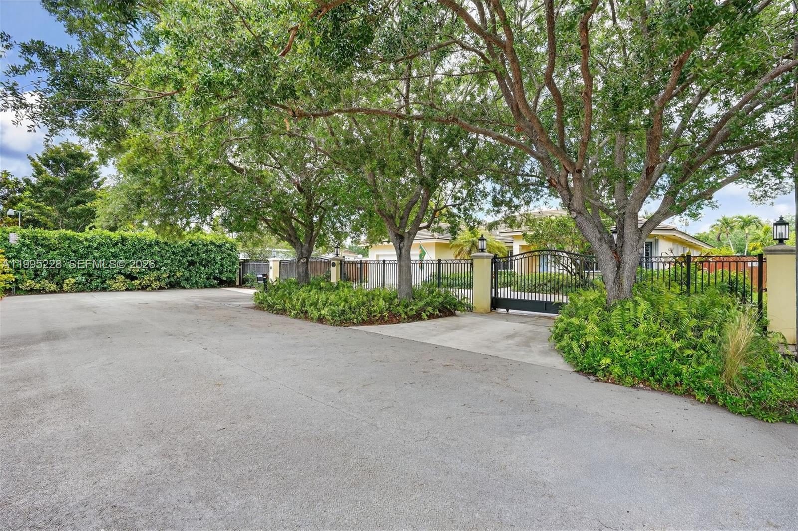 6462 Southwest 93rd Place Miami, FL 33173 - Photo 6 of 55