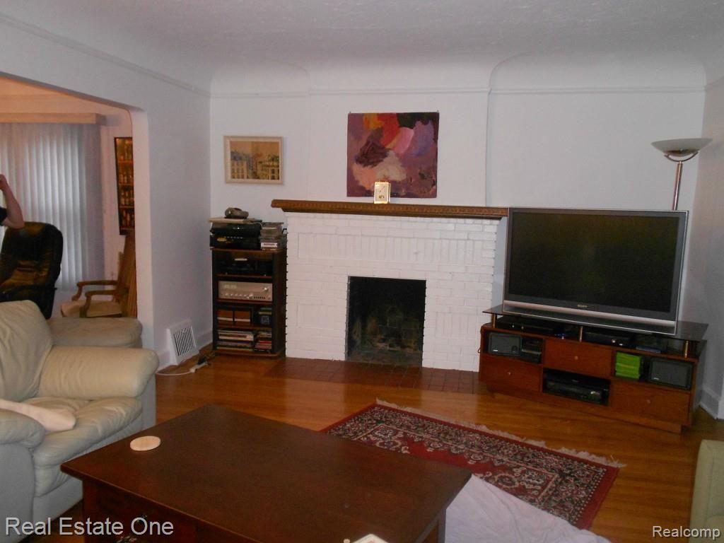 608 Lockwood Road Royal Oak, MI 48067 - Photo 3 of 12 033.jpg