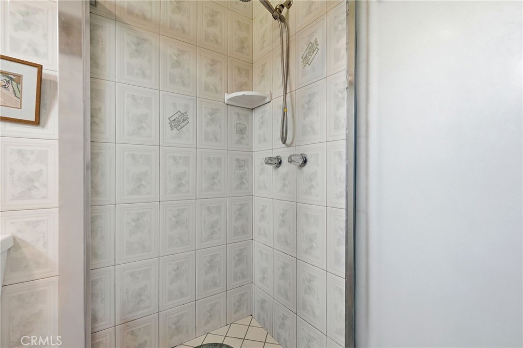 13435 Chase Street Arleta, CA 91331 - Photo 11 of 22 Main Bathroom