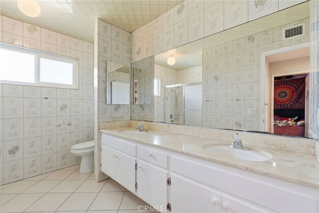 13435 Chase Street Arleta, CA 91331 - Photo 12 of 22 Upstairs Bathroom
