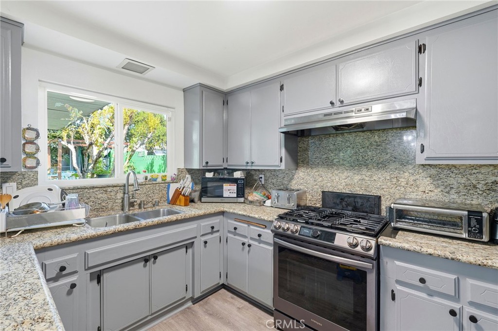 13435 Chase Street Arleta, CA 91331 - Photo 8 of 22 Kitchen