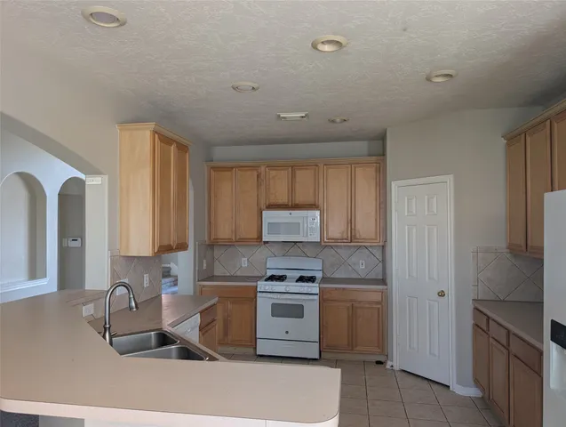 $2,200 | 17703 Towne Bridge Drive, Tomball, TX 77377