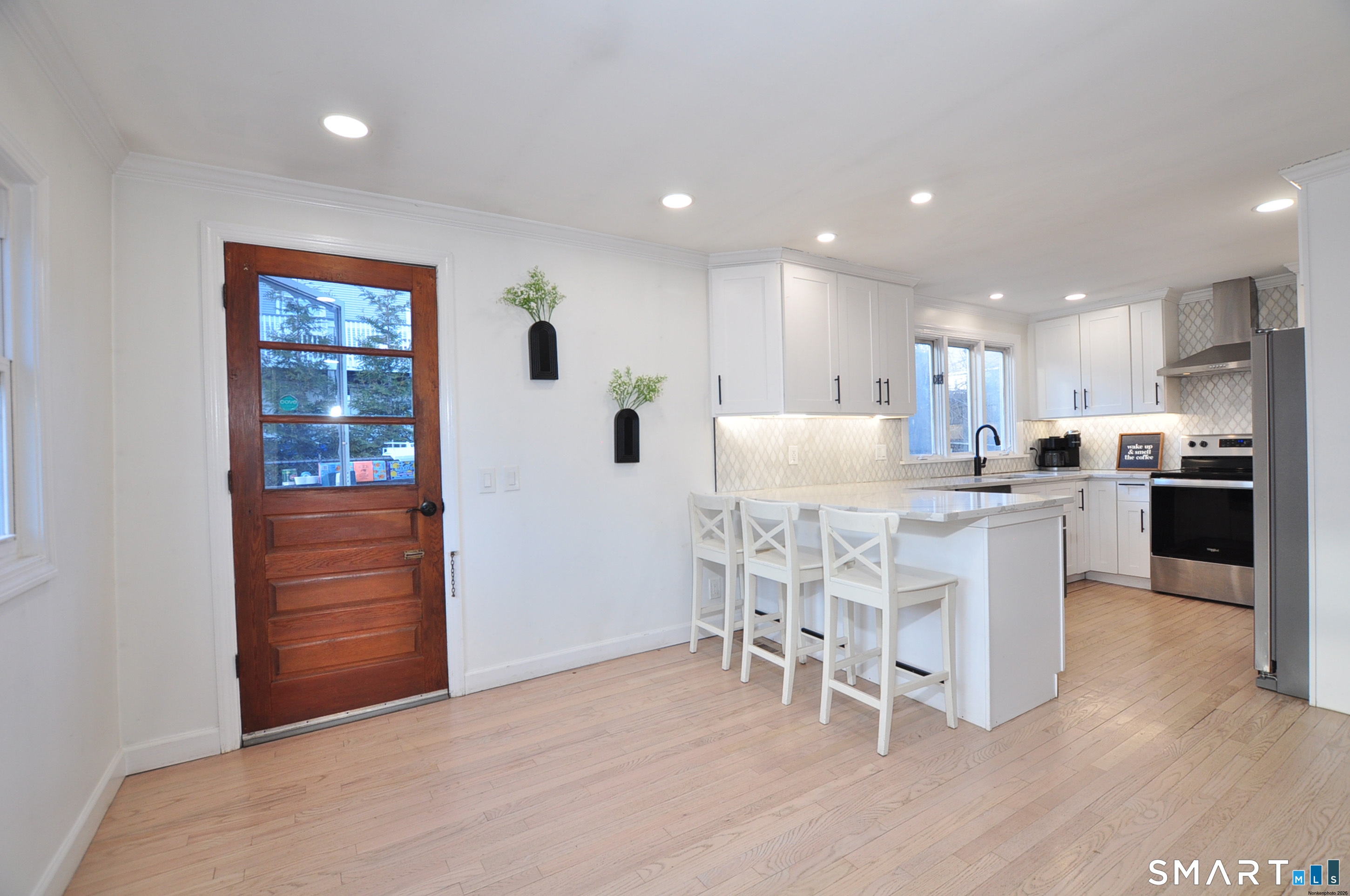 207 Hillcrest Road Bridgeport, CT 06606 - Photo 11 of 35