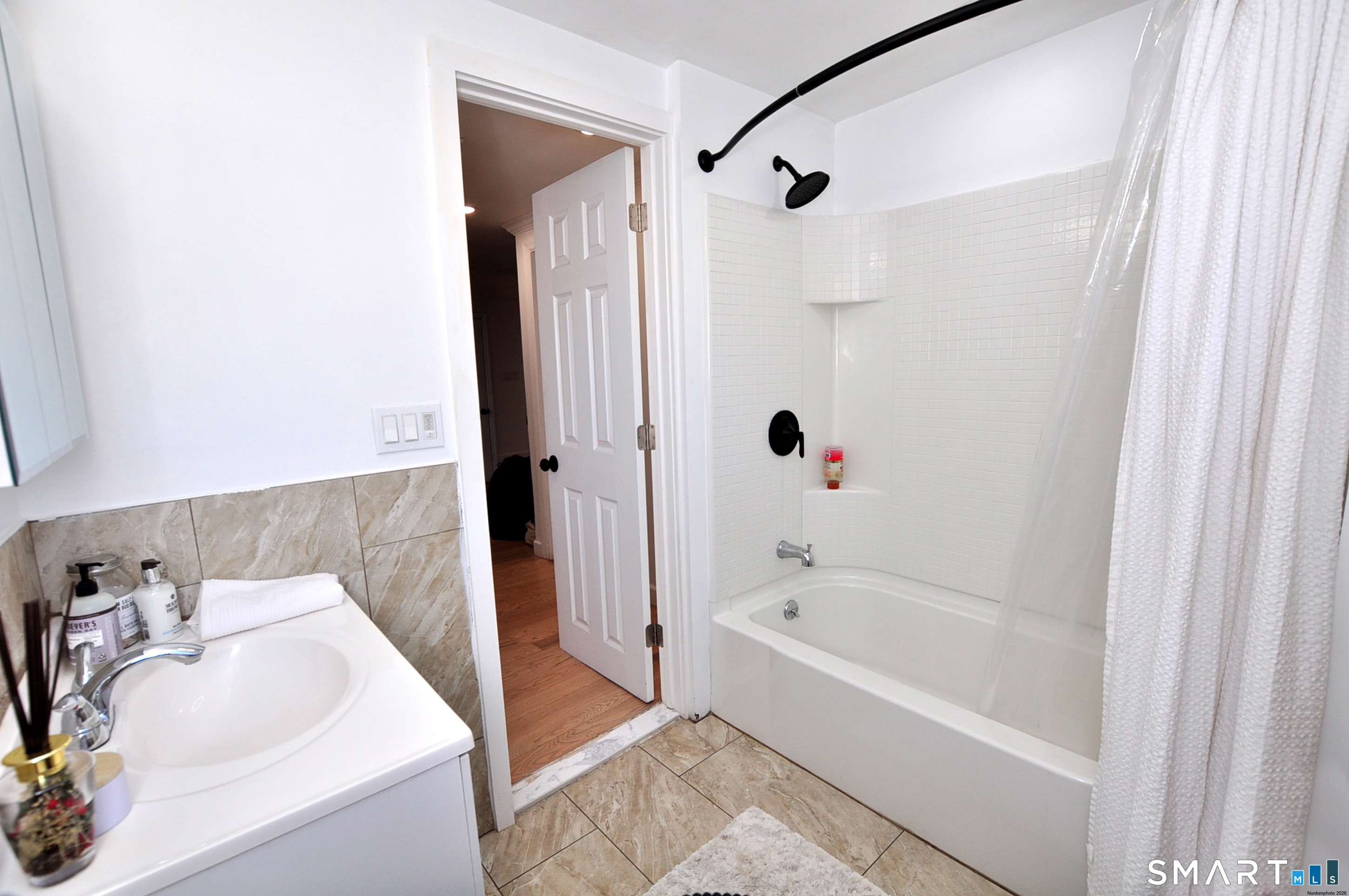 207 Hillcrest Road Bridgeport, CT 06606 - Photo 33 of 35