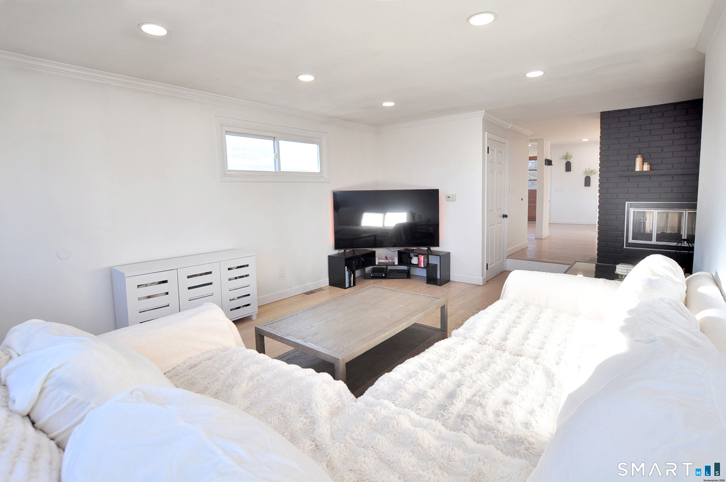 207 Hillcrest Road Bridgeport, CT 06606 - Photo 7 of 35