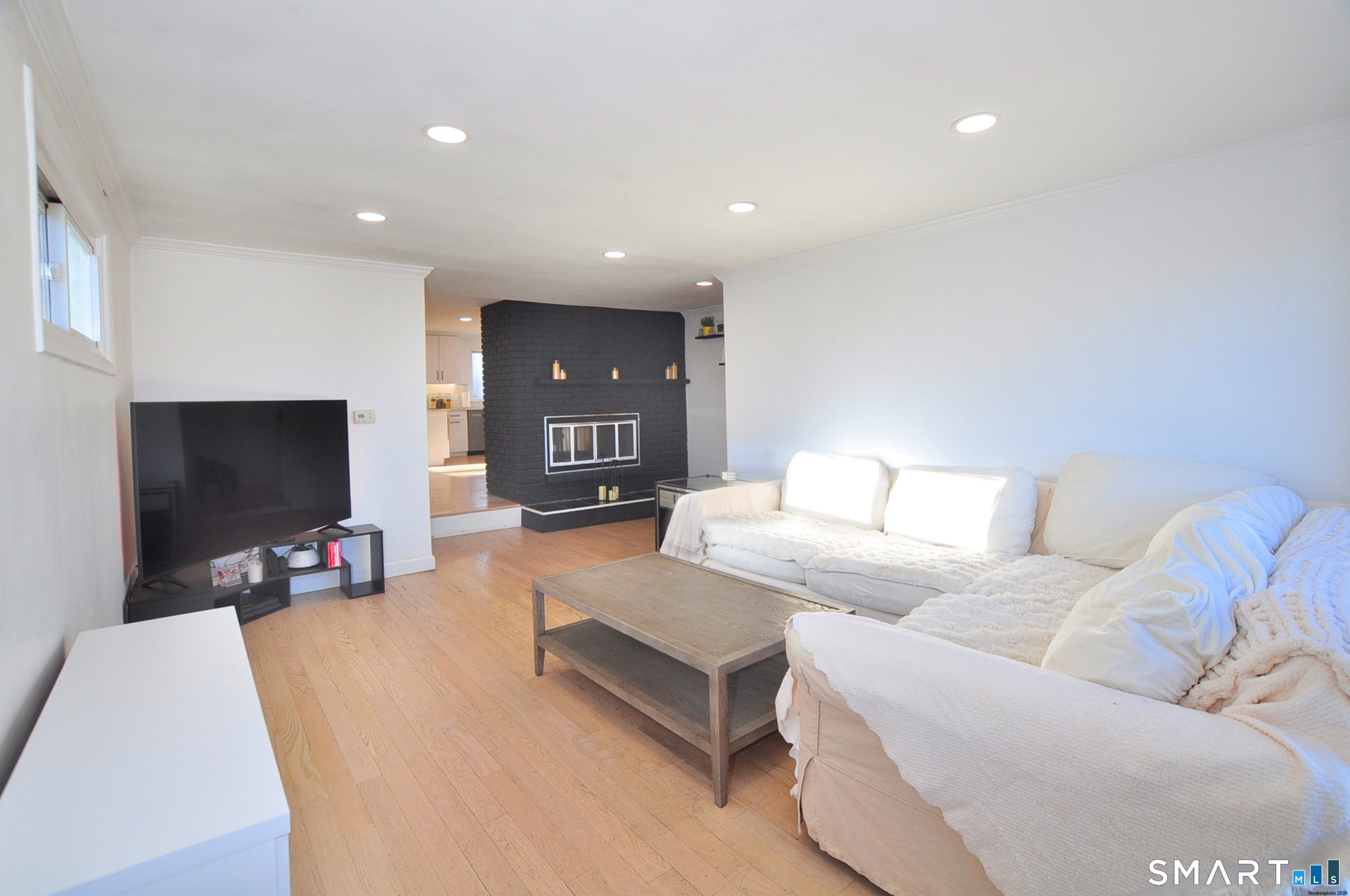 207 Hillcrest Road Bridgeport, CT 06606 - Photo 8 of 35