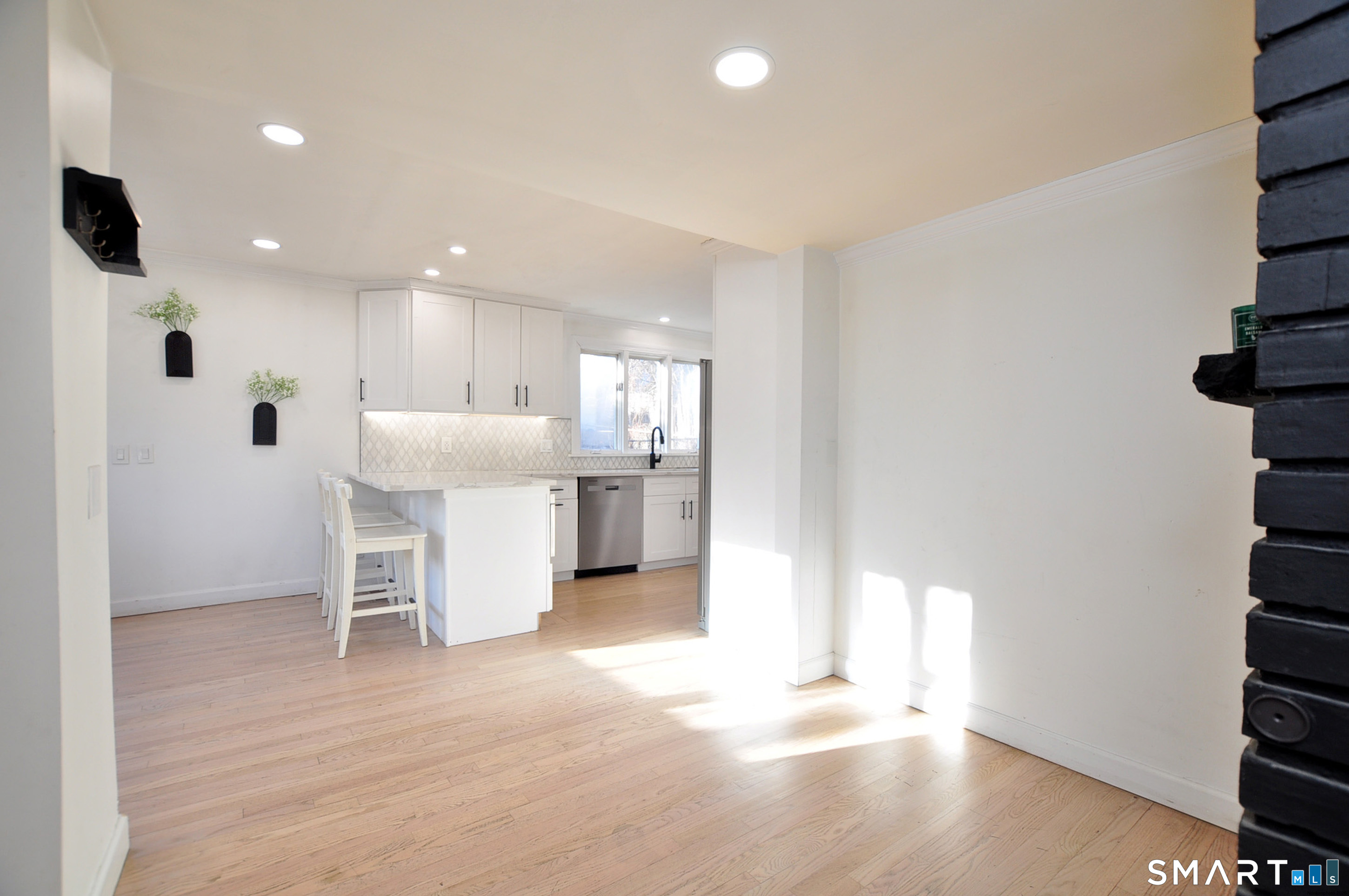 207 Hillcrest Road Bridgeport, CT 06606 - Photo 10 of 35