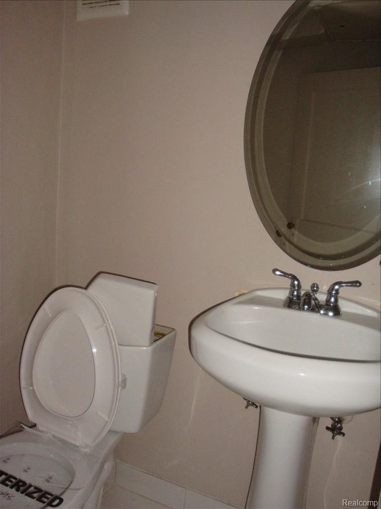 1034 Hampton Road Grosse Pointe, MI 48236 - Photo 11 of 14 Basement Bath
