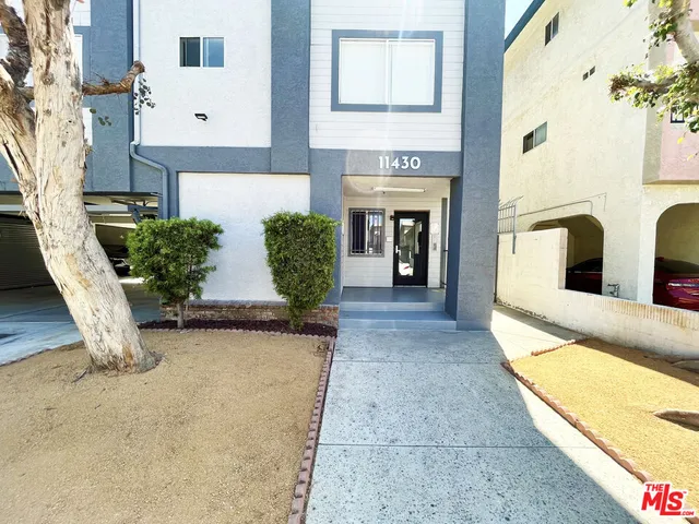 a view of entryway with a front door