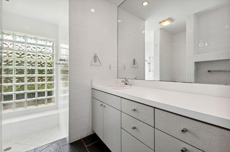 2400 Spanish River Road Boca Raton, FL 33432 - Photo 17 of 29 14_2400SpanishRiverRoad_8_Bathroom_FlexM