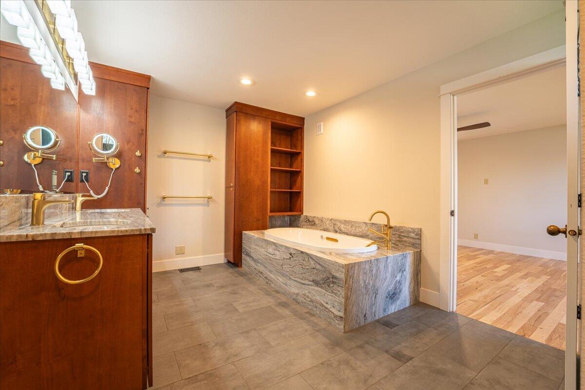 66215 Barr Road Bend, OR 97703 - Photo 23 of 63 Primary Bath