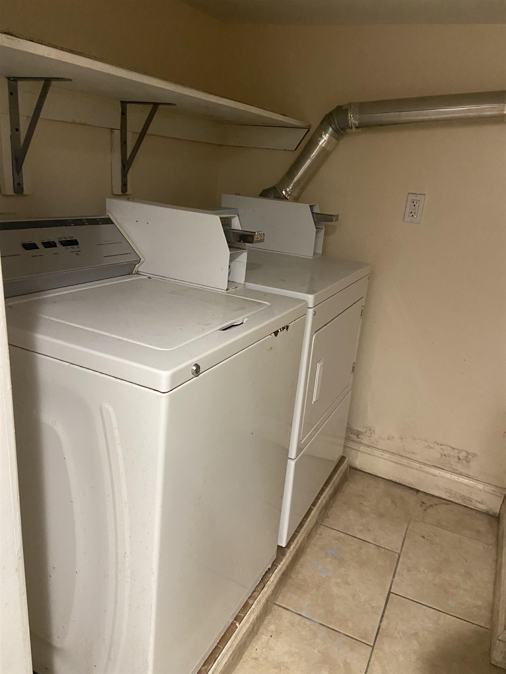 611 East 7th Street Ocean City, NJ 08226 - Photo 12 of 27 a utility room with dryer and washer