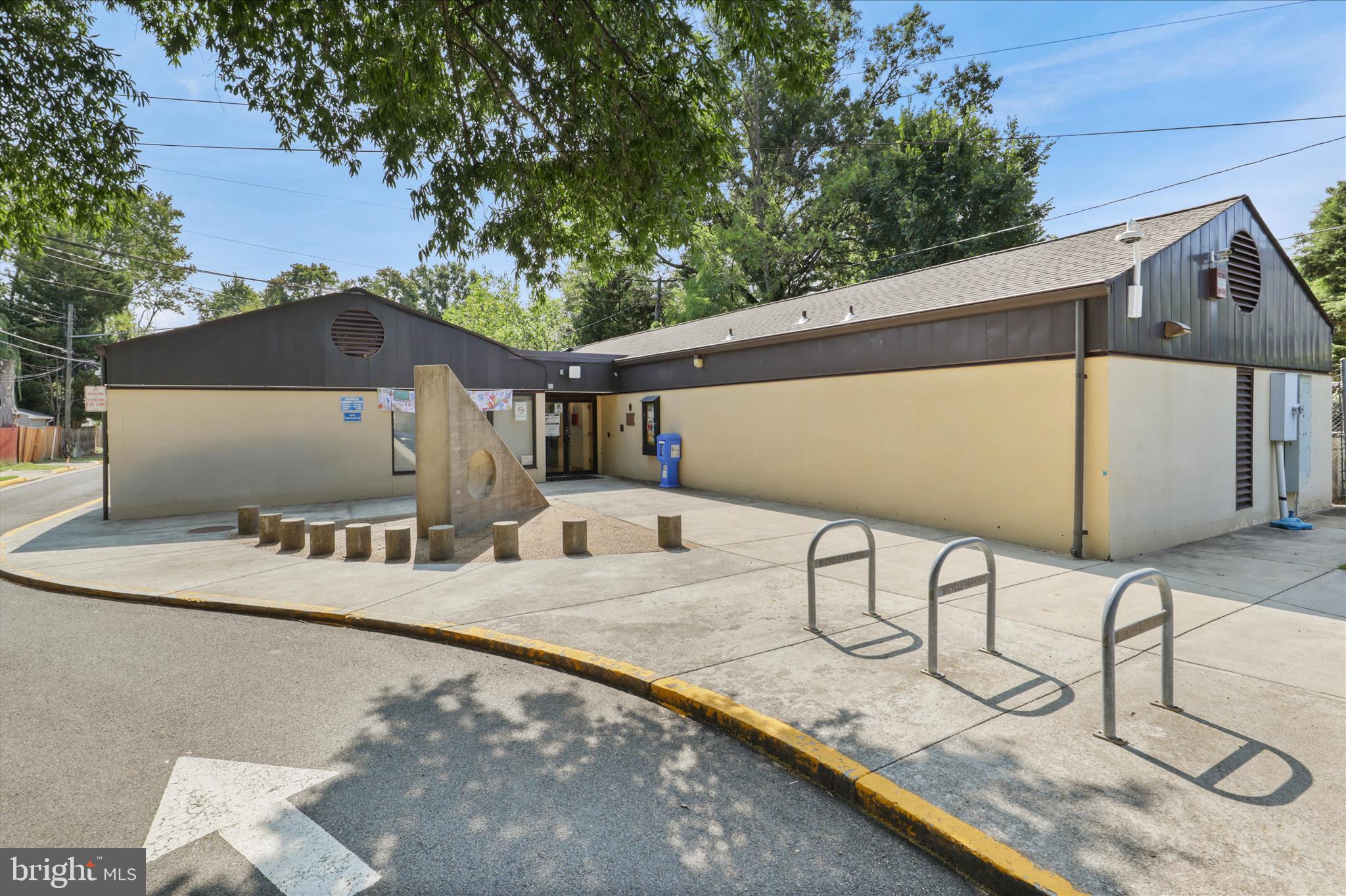 2238 Arlington Terrace Alexandria, VA 22303 - Photo 27 of 37 a view of a balcony with two chairs and a table