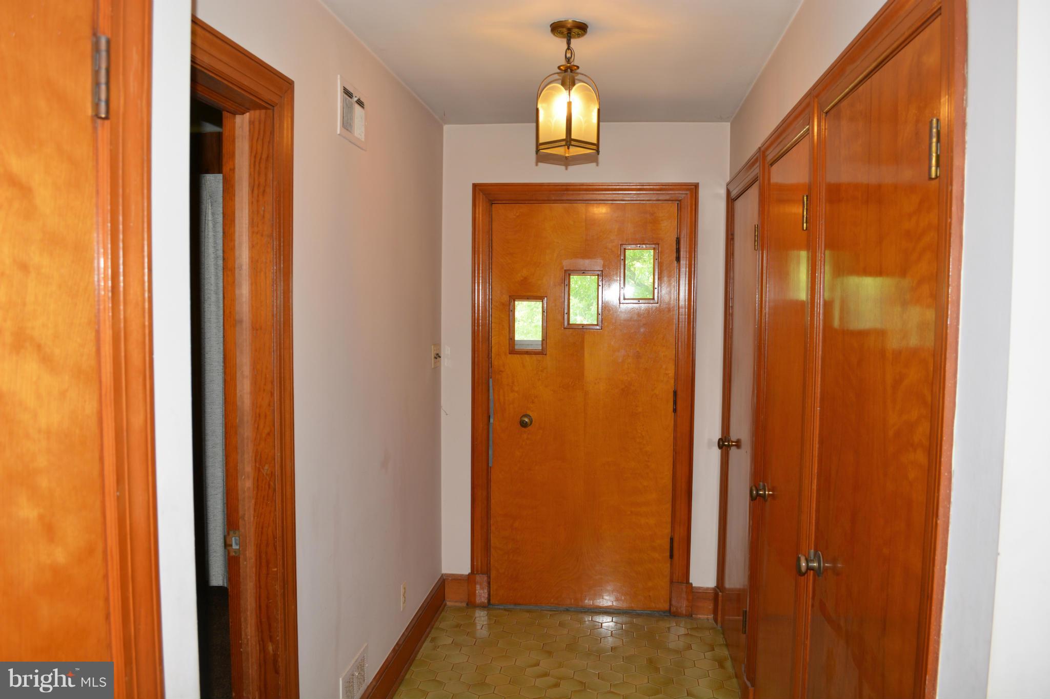 16100 Dorset Road Laurel, MD 20707 - Photo 8 of 17 Entrance Hallway
