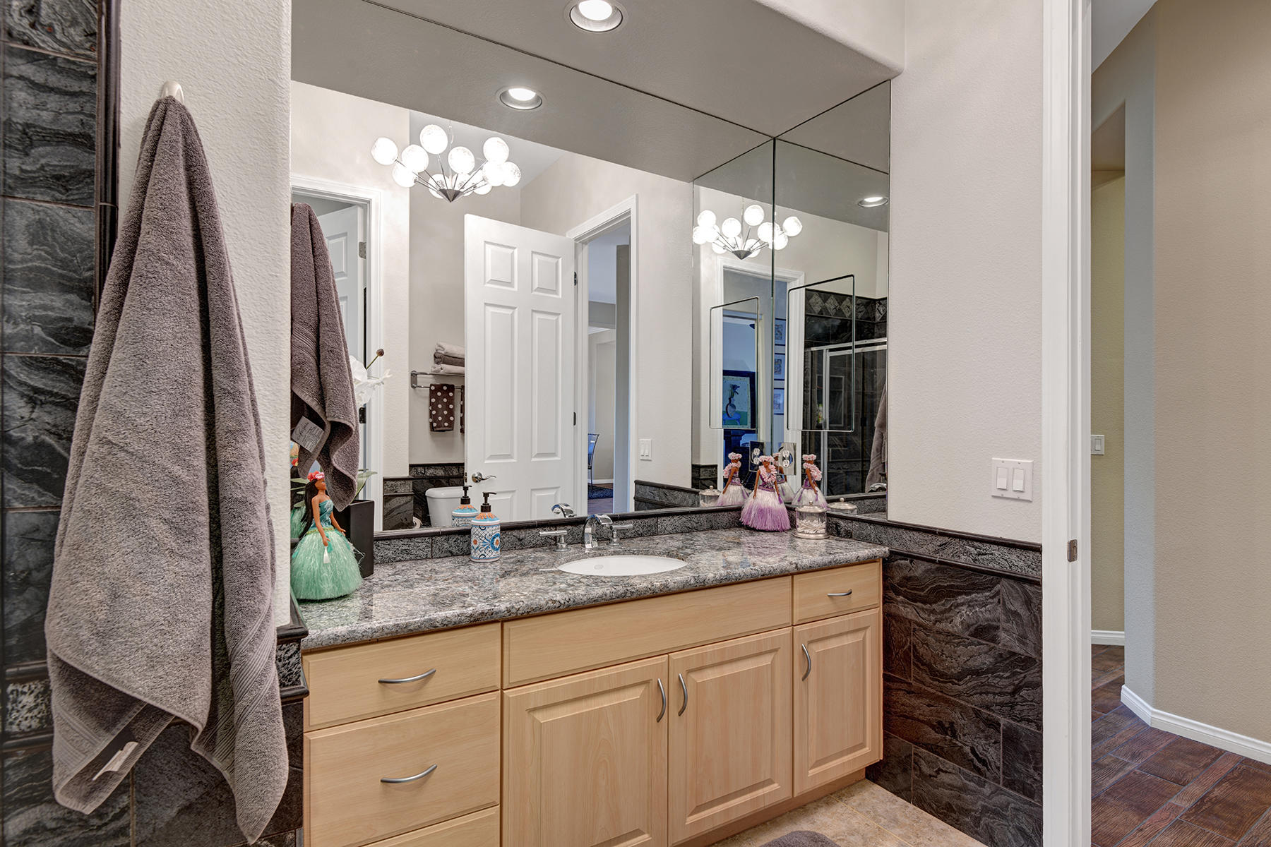 19 Orleans Road Rancho Mirage, CA 92270 - Photo 21 of 32 GUEST BEDROOM BATH AND POWDER ROOM MLS