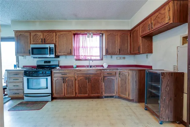 $450,000 | 1888 Northwest 200th Road, Kingsville, MO 64061