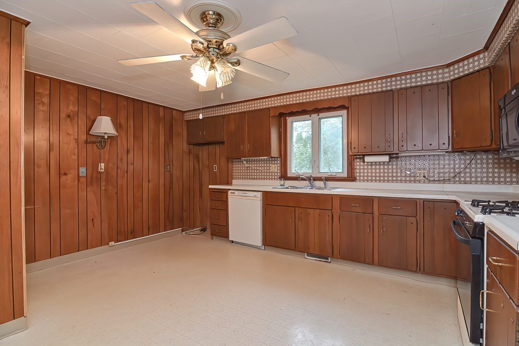 820 Wilson Road Fall River, MA 02720 - Photo 38 of 41 Gallery Image 38