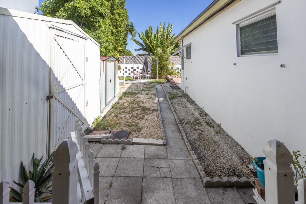 3729 Paula Avenue Key West, FL 33040 - Photo 7 of 28 a view of entryway