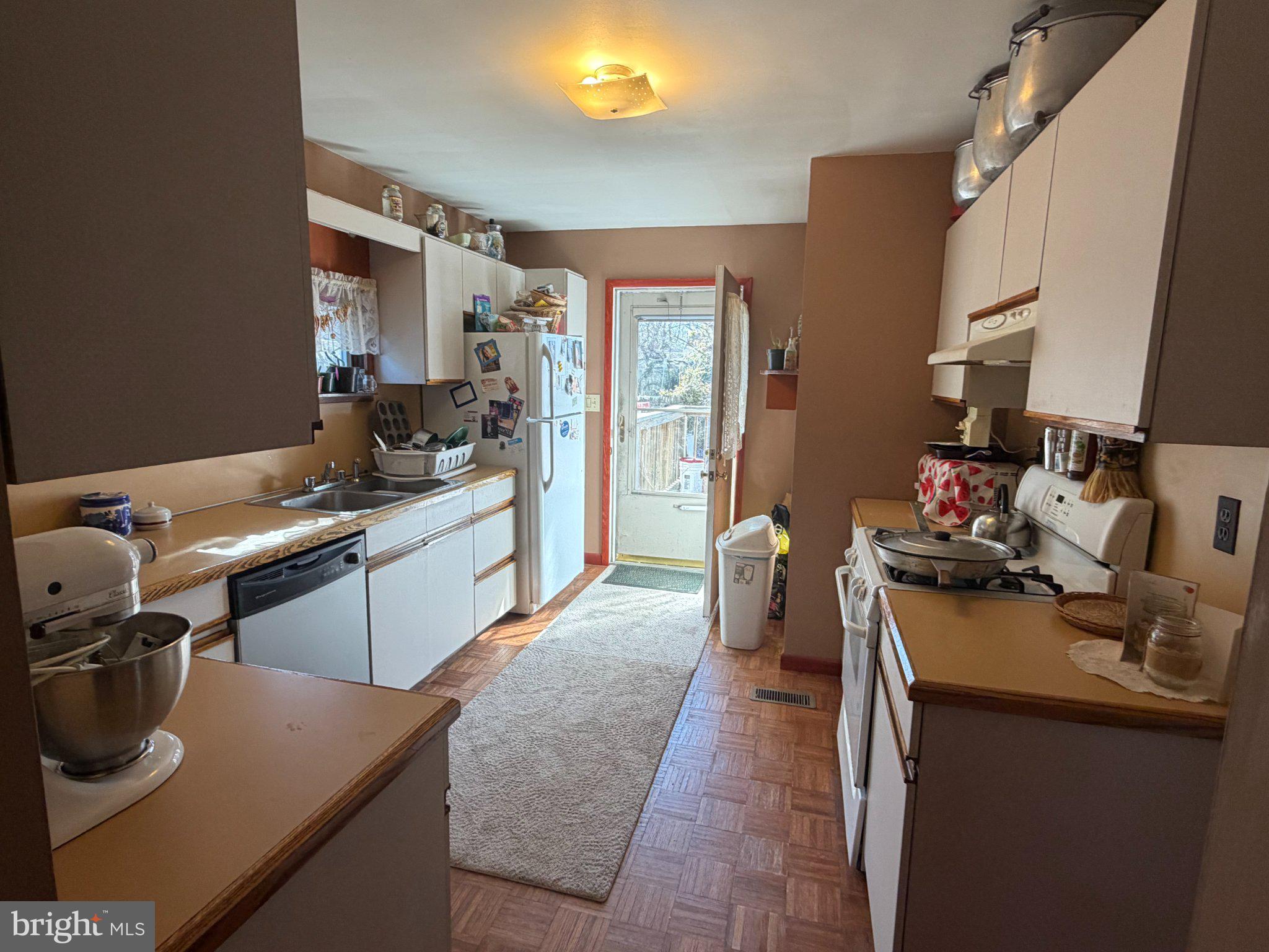 550 Berlin Road Clementon, NJ 08021 - Photo 4 of 7 Bright and inviting kitchen space.