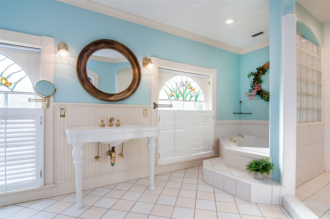 39 Valencia Street St. Augustine, FL 32084 - Photo 37 of 50 a bathroom with a sink a toilet and a bathtub