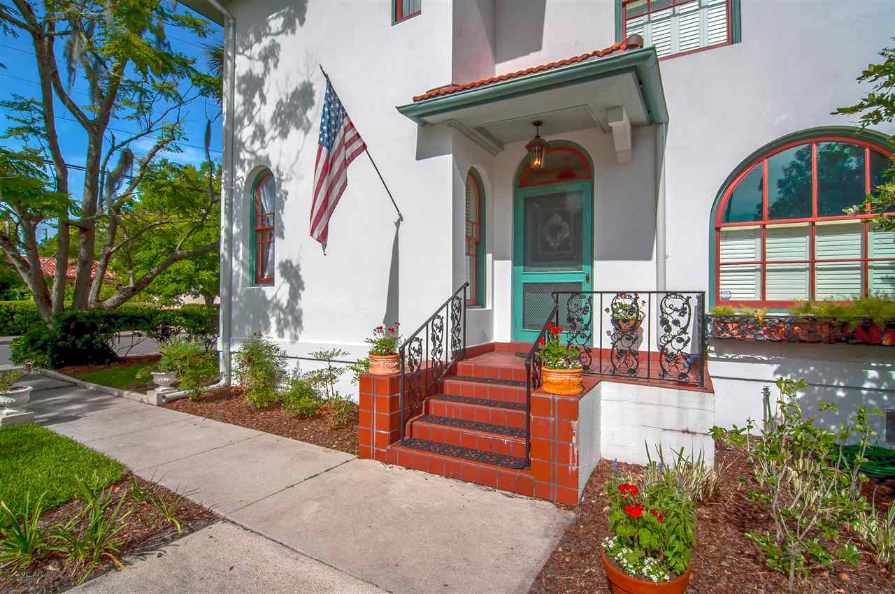 39 Valencia Street St. Augustine, FL 32084 - Photo 5 of 50 a view of a lobby with a bench