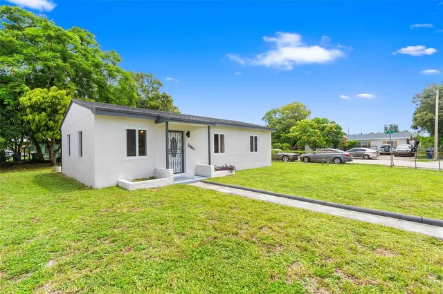 a view of a house with backyard and garden