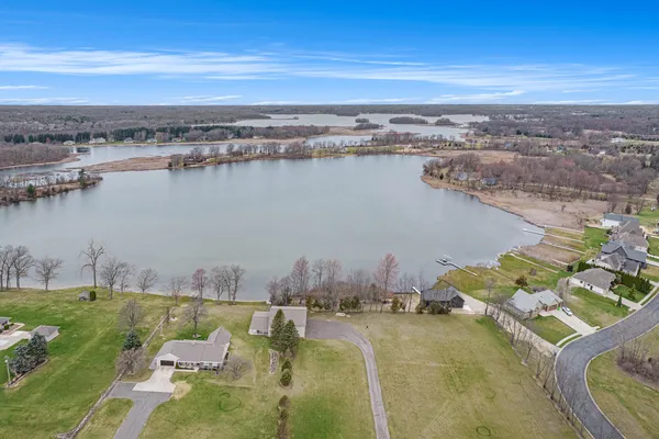 $585,000 | 17 Coronado Drive, Jackson, MI 49201