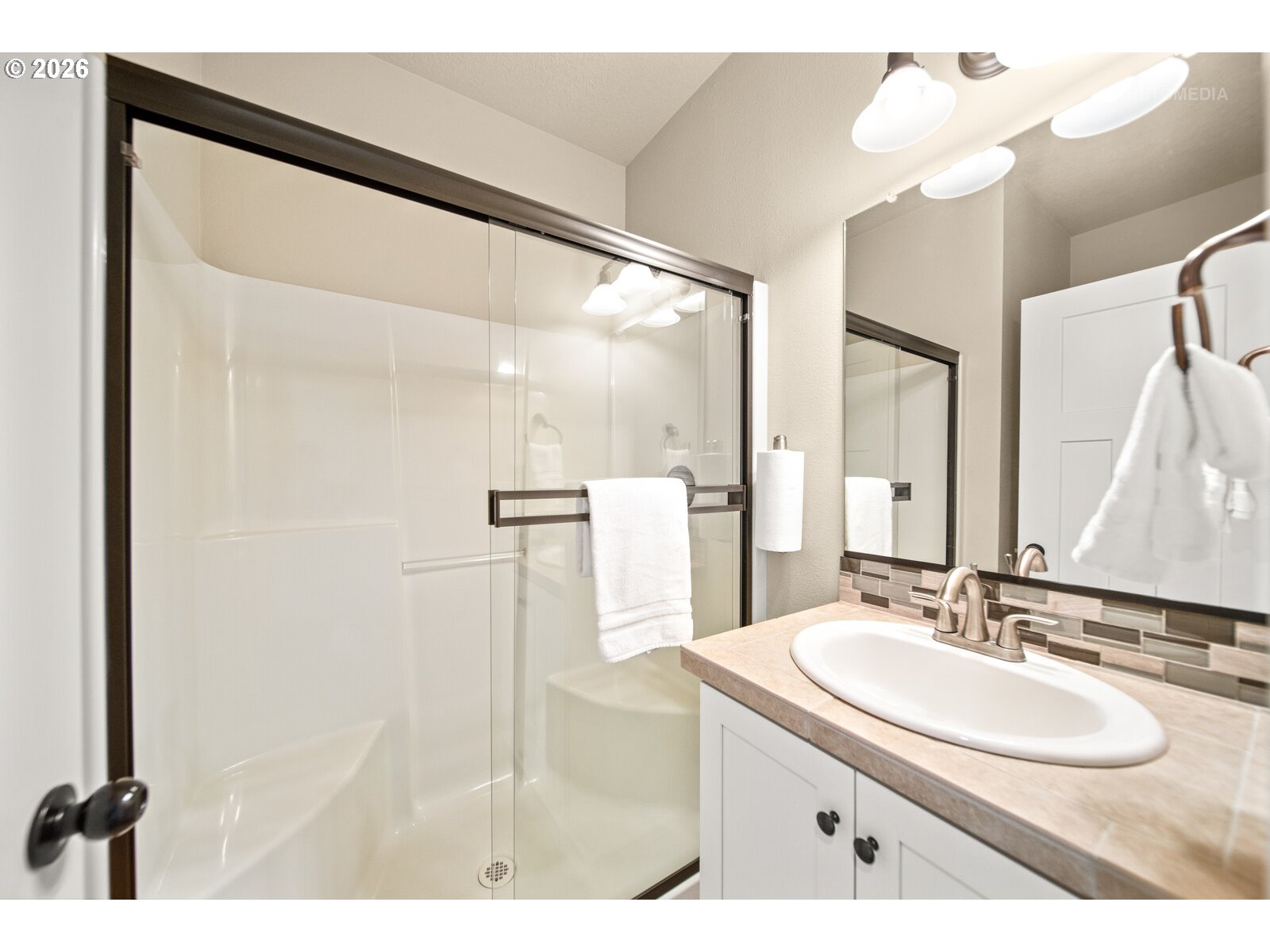 5389 Southeast Davis Road Hillsboro, OR 97123 - Photo 16 of 35 Bathroom