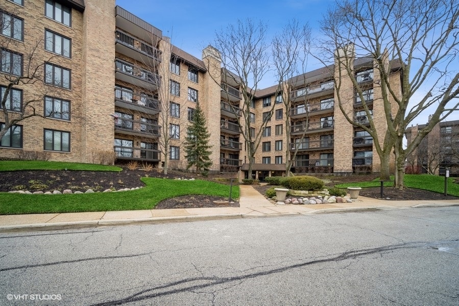 1831 Mission Hills Road, Unit 112 Northbrook, IL 60062 - Photo 1 of 17 front view of a building