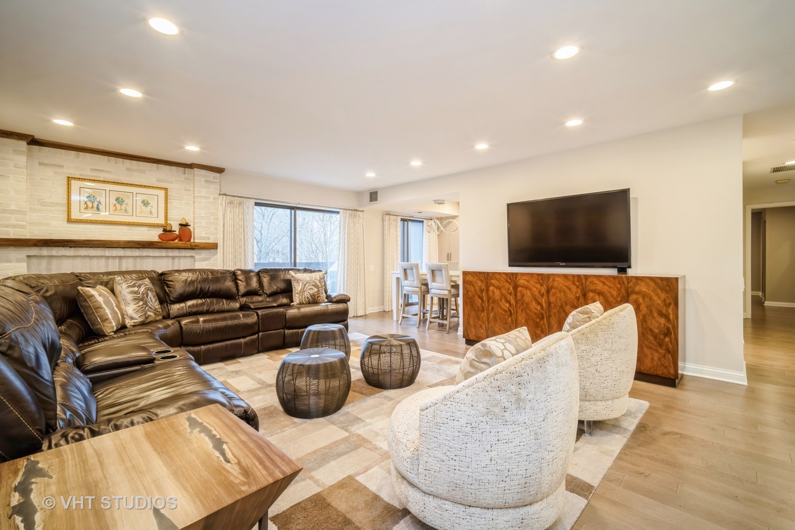 1831 Mission Hills Road, Unit 112 Northbrook, IL 60062 - Photo 3 of 17 a living room with furniture and a flat screen tv