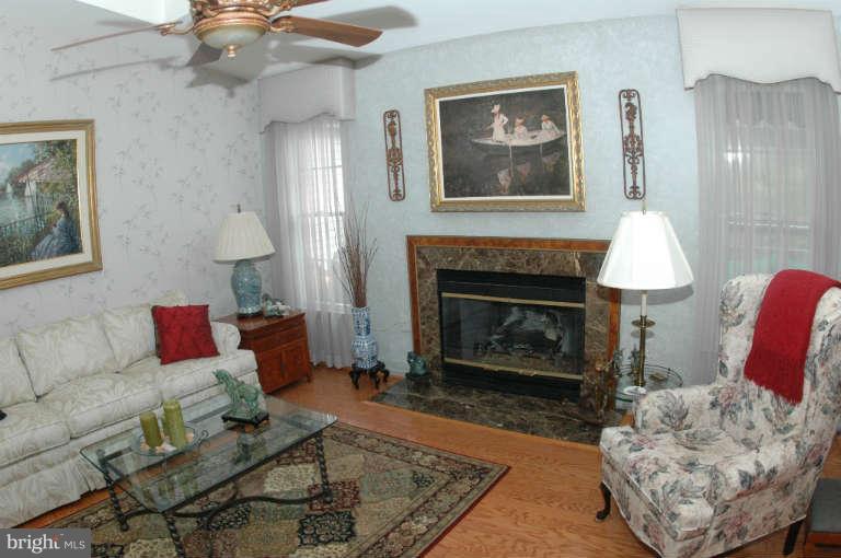 865 Rudder Way Annapolis, MD 21401 - Photo 8 of 28 Living Room
