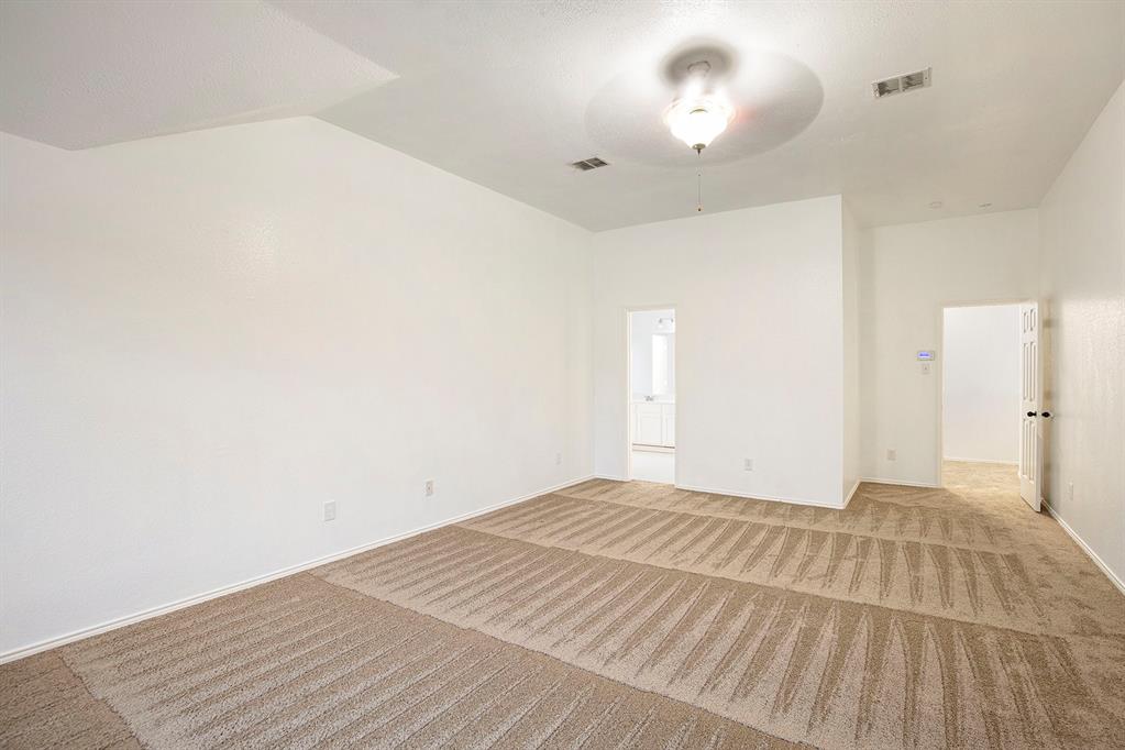 4800 Sleepy Ridge Circle Fort Worth, TX 76133 - Photo 31 of 40 a bedroom with a bed and a window