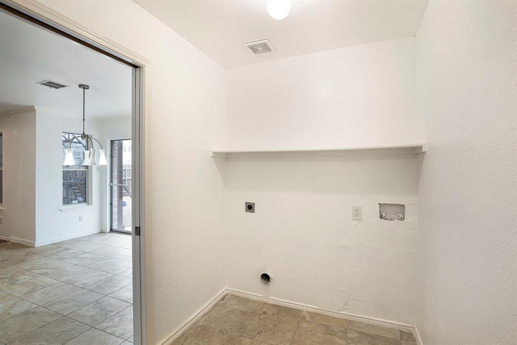 4800 Sleepy Ridge Circle Fort Worth, TX 76133 - Photo 36 of 40 a view of a hallway