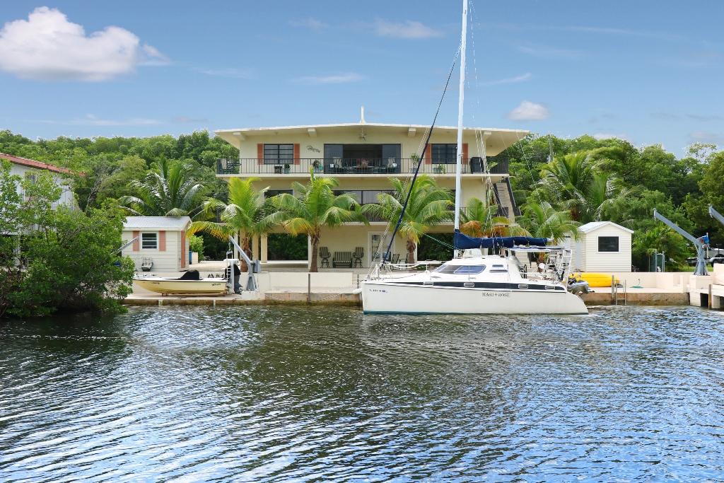 40 Andros Road Key Largo, FL 33037 - Photo 13 of 34 40 S Andros Key Largo - rear of home