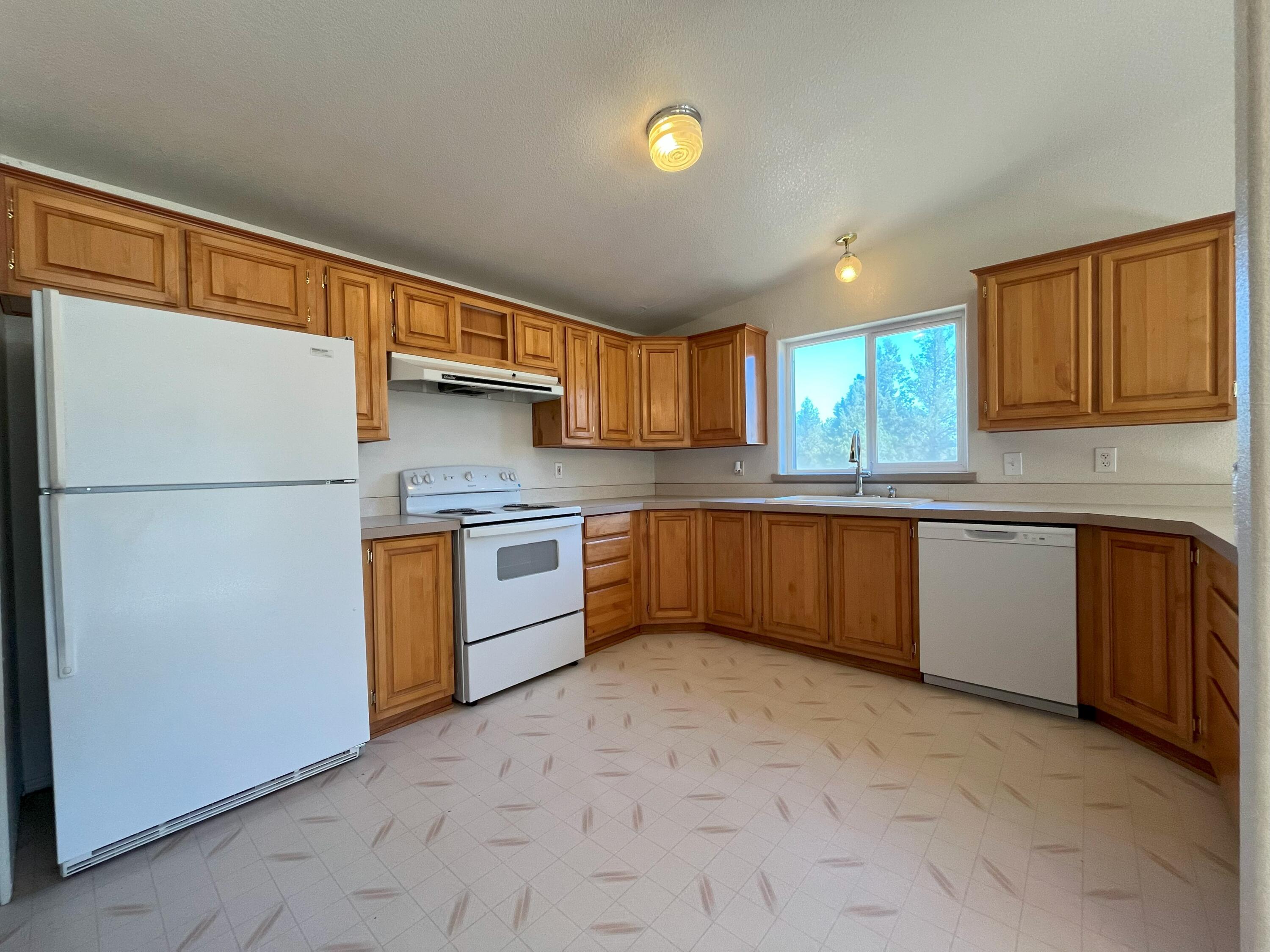 16162 Southwest Quail Road Terrebonne, OR 97760 - Photo 12 of 38 Kitchen with refrigerator,new range/oven & new dishwasher