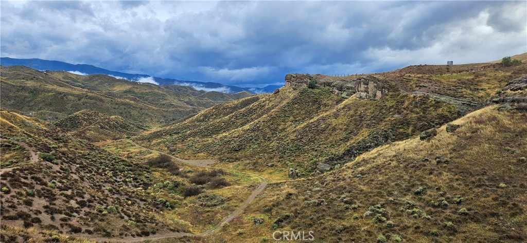 8 Summit Knoll Road Agua Dulce, CA 91390 - Photo 5 of 6 a view of a building