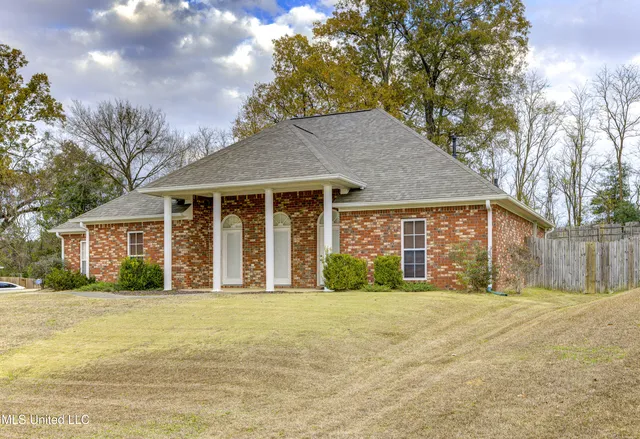 $369,000 | 220 Manchester Drive, Vicksburg, MS 39183