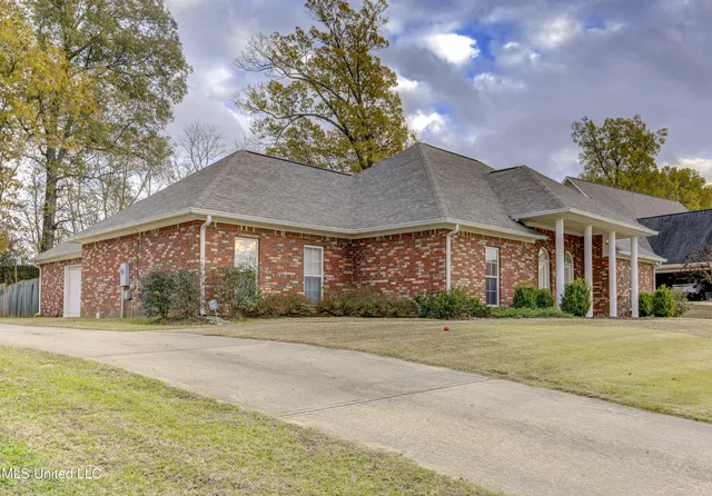 $369,000 | 220 Manchester Drive, Vicksburg, MS 39183