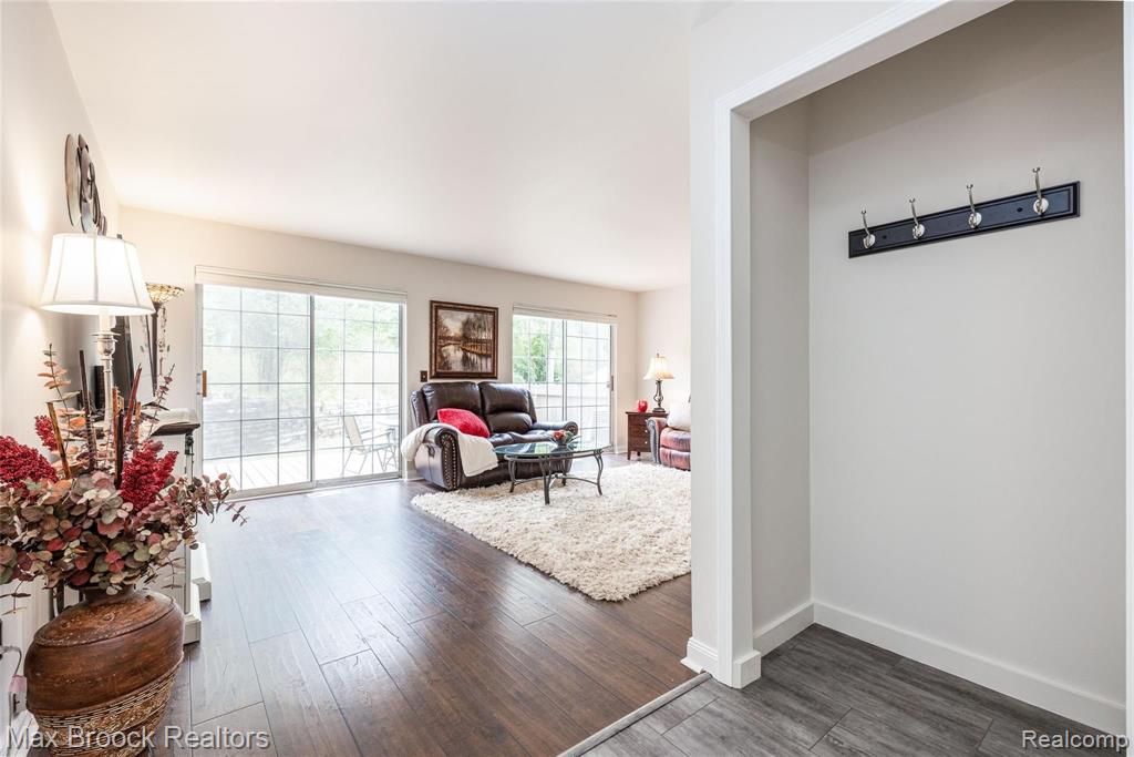 1390 Crescent Lane Rochester Hills, MI 48306 - Photo 6 of 27