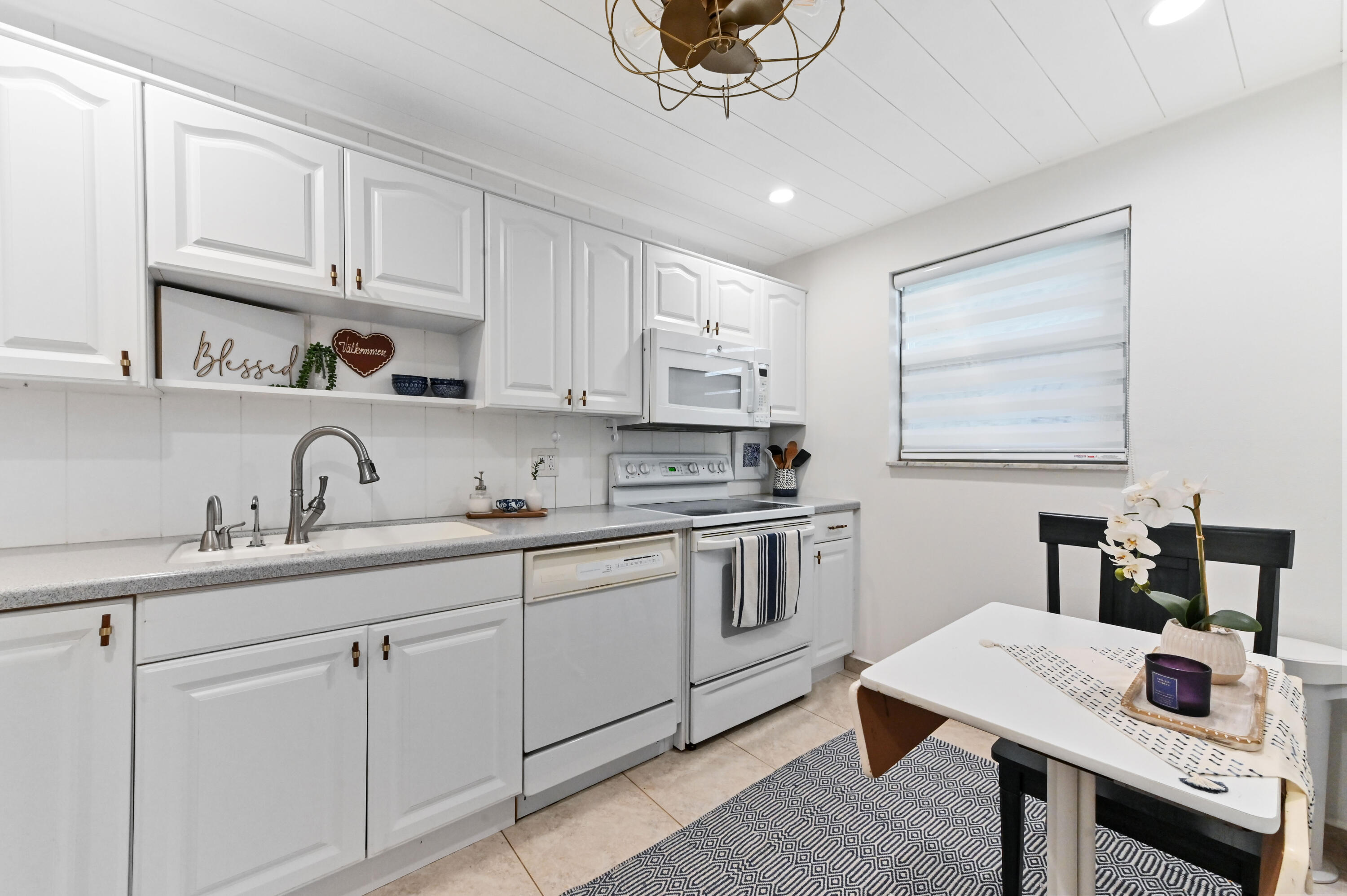 555 Northwest 4th Avenue, Unit 3110 Boca Raton, FL 33432 - Photo 4 of 29 Kitchen