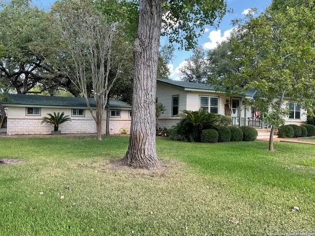 a view of a house with backyard and garden