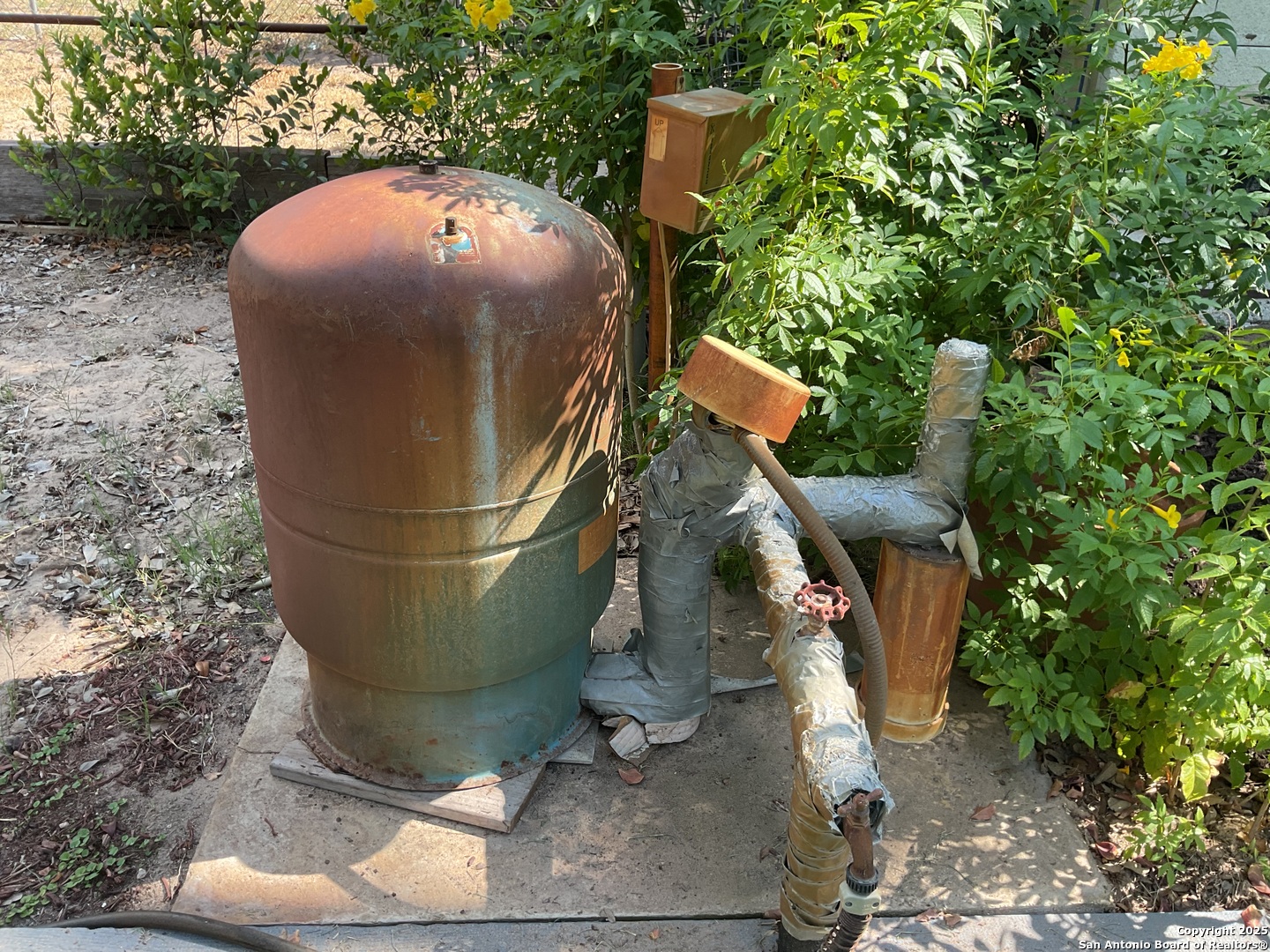 1408 Libold Drive Devine, TX 78016 - Photo 32 of 32 a view of a bird bath
