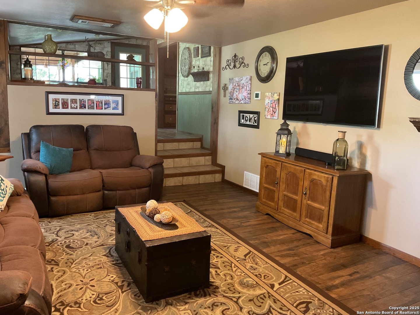 1408 Libold Drive Devine, TX 78016 - Photo 9 of 32 a living room with furniture and a flat screen tv
