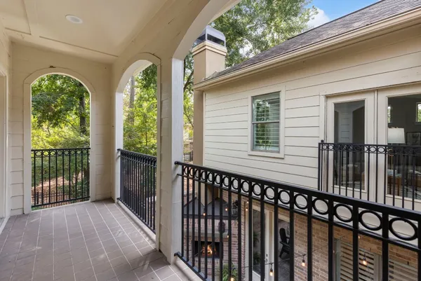 $825,000 | 10 Mill Point Place, The Woodlands, TX 77380