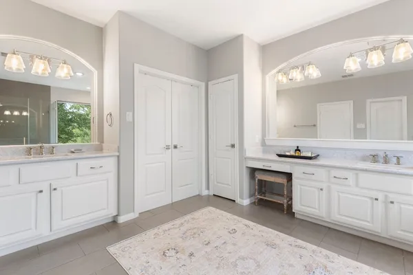 $825,000 | 10 Mill Point Place, The Woodlands, TX 77380