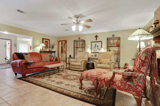 10237 Longview Drive West Foley, AL 36535 - Photo 6 of 28 Living Room
