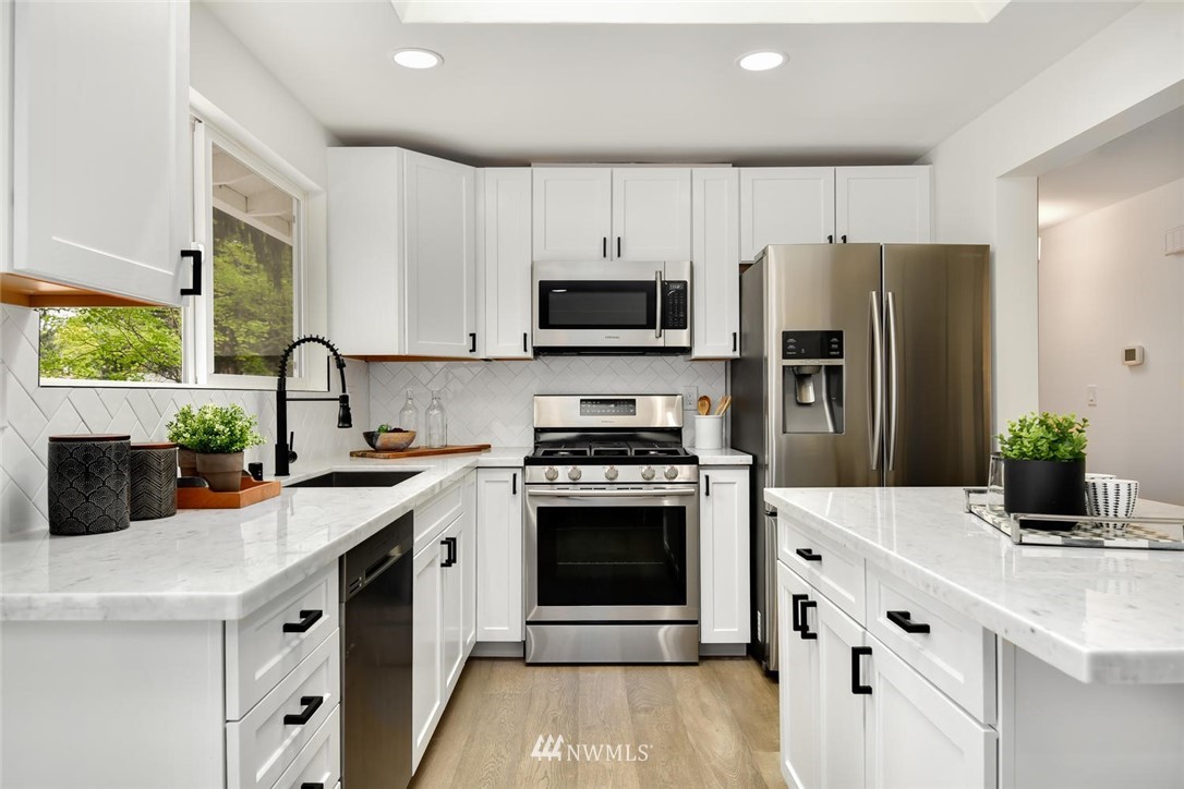 10820 Northeast 149th Street Bothell, WA 98011 - Photo 3 of 22 Gallery Image 3