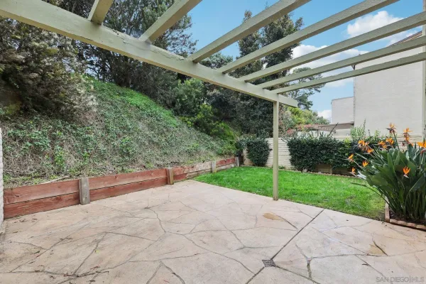 a view of a backyard