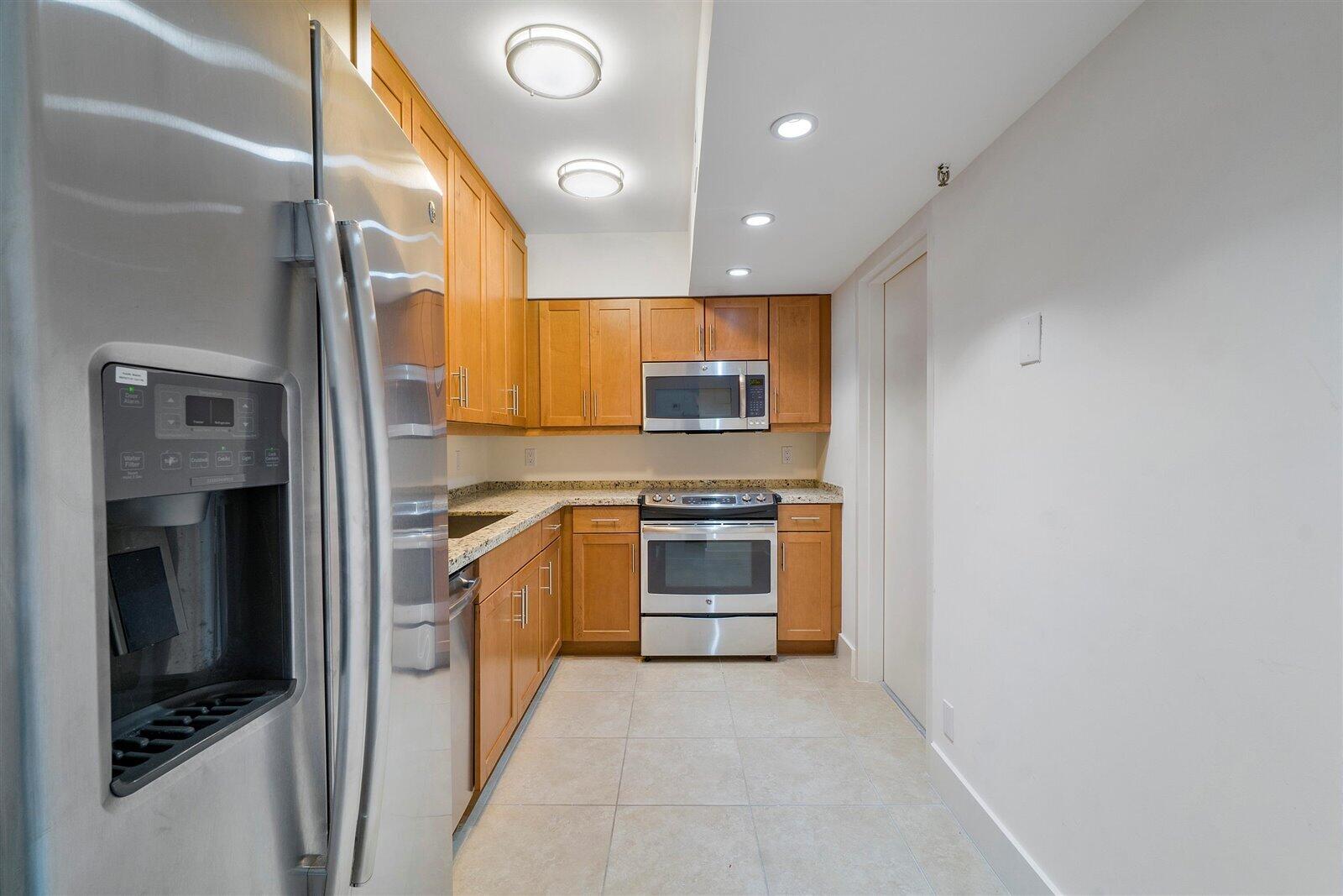 7786 Lakeside Boulevard, Unit 653 Boca Raton, FL 33434 - Photo 7 of 27 07-7786 Lakeside Blvd U653_07